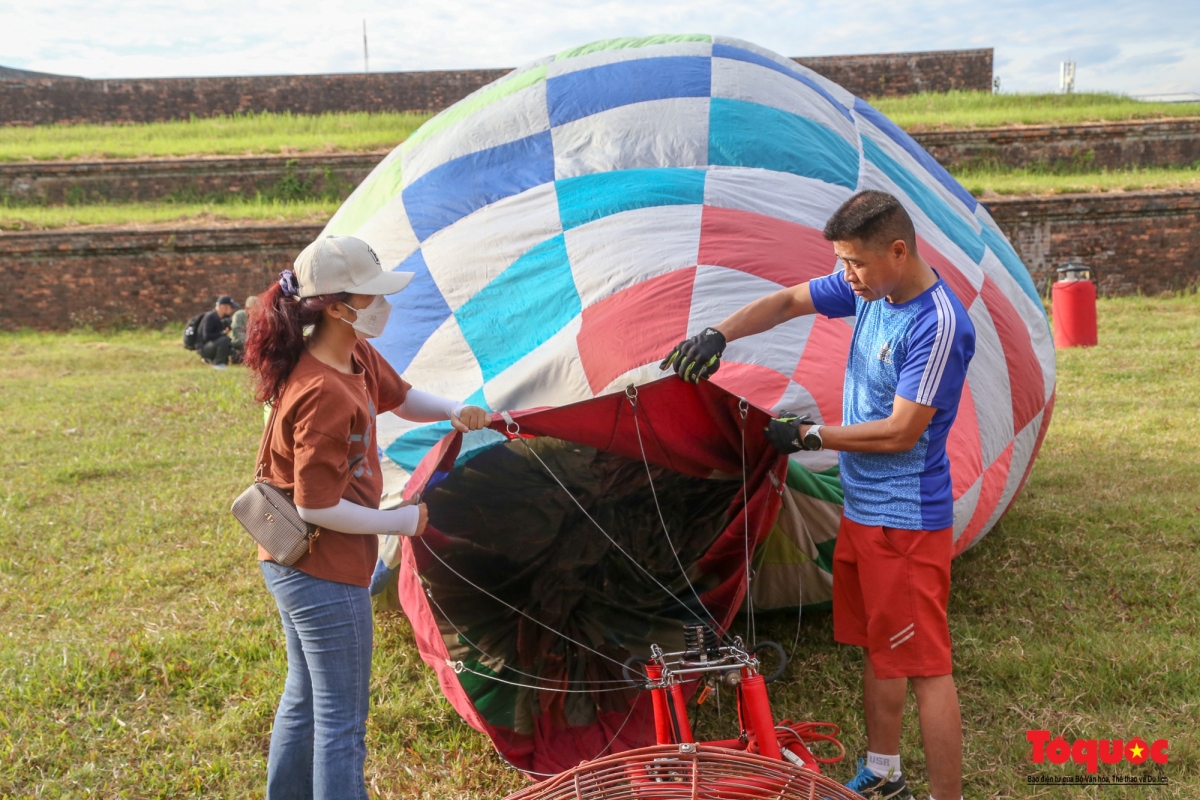 hot air balloon festival greets tourists to hue picture 9