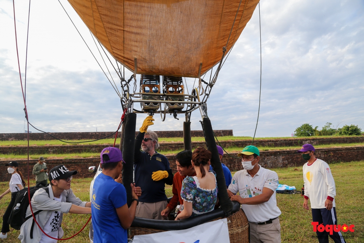 hot air balloon festival greets tourists to hue picture 8