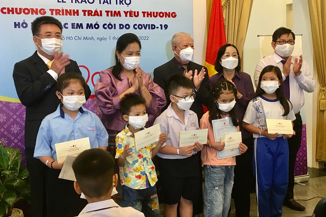 thailand gives 140 scholarships to hcm city children orphaned by covid-19 picture 1