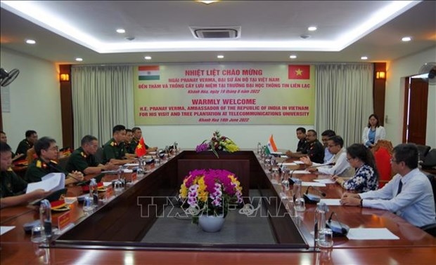 indian ambassador visits telecommunications university in khanh hoa picture 1