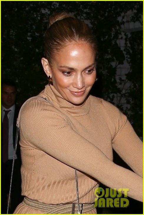 jennifer lopez dien dam bo goi cam, hen ho an toi lang man cung tinh tre hinh anh 2