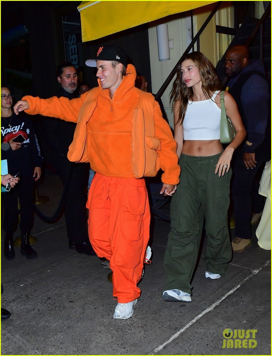 justin bieber dien do noi bat, tinh cam nam tay vo di an toi o new york hinh anh 4