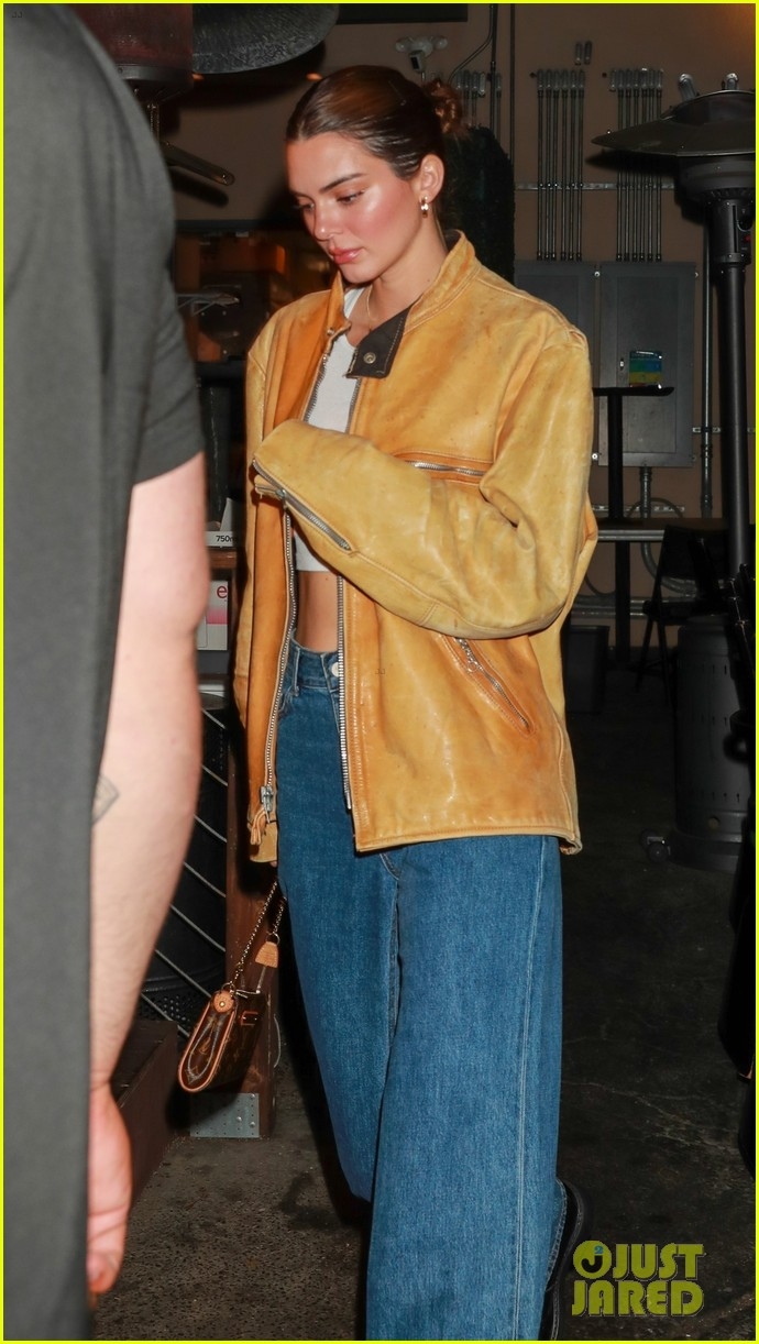 kendall jenner xinh dep di an toi cung me va chi gai hinh anh 2