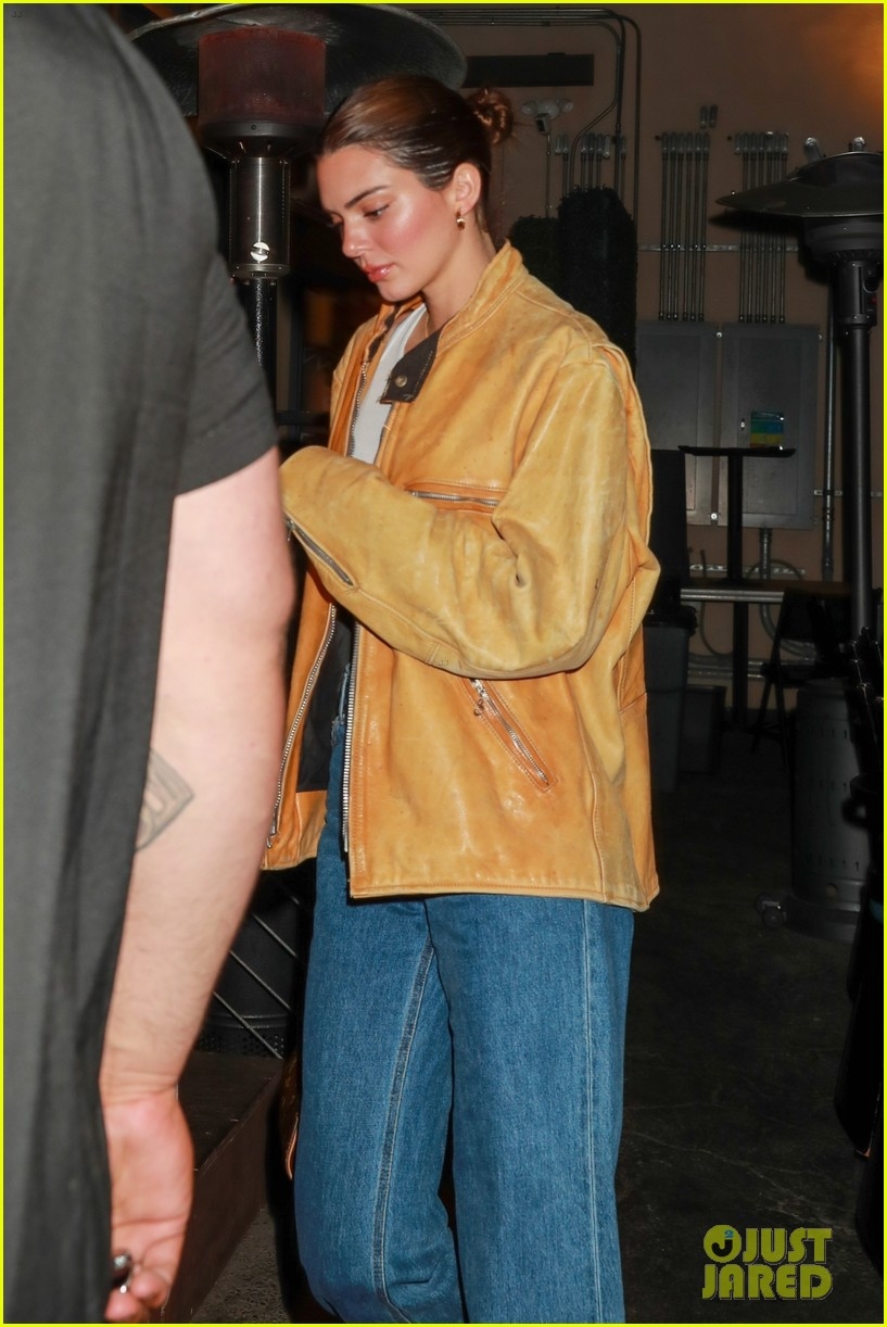 kendall jenner xinh dep di an toi cung me va chi gai hinh anh 4
