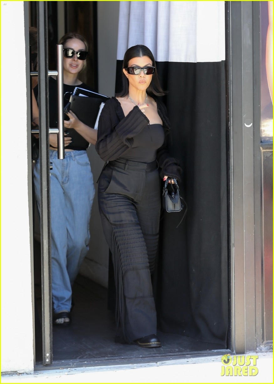 kourtney kardashian thanh lich ra pho sau buoi chup hinh hinh anh 4