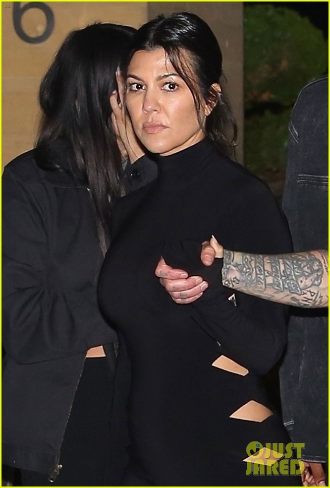 kourtney kardashian va chong tre nam tay tinh cam di choi toi cung ban be hinh anh 7