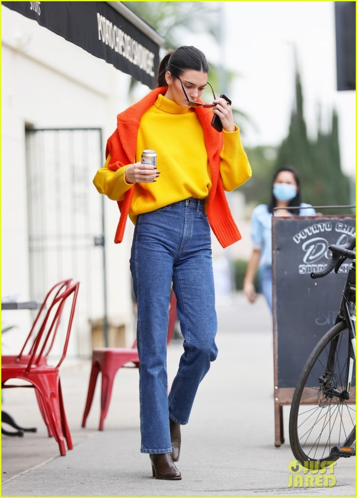 kendall jenner xinh dep di an toi cung me va chi gai hinh anh 6
