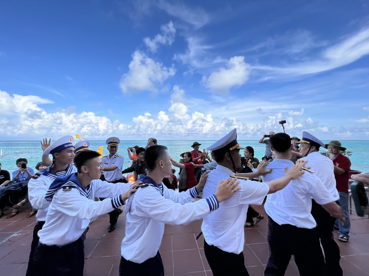 chuyen di dac biet cua kieu bao ra tham truong sa hinh anh 5