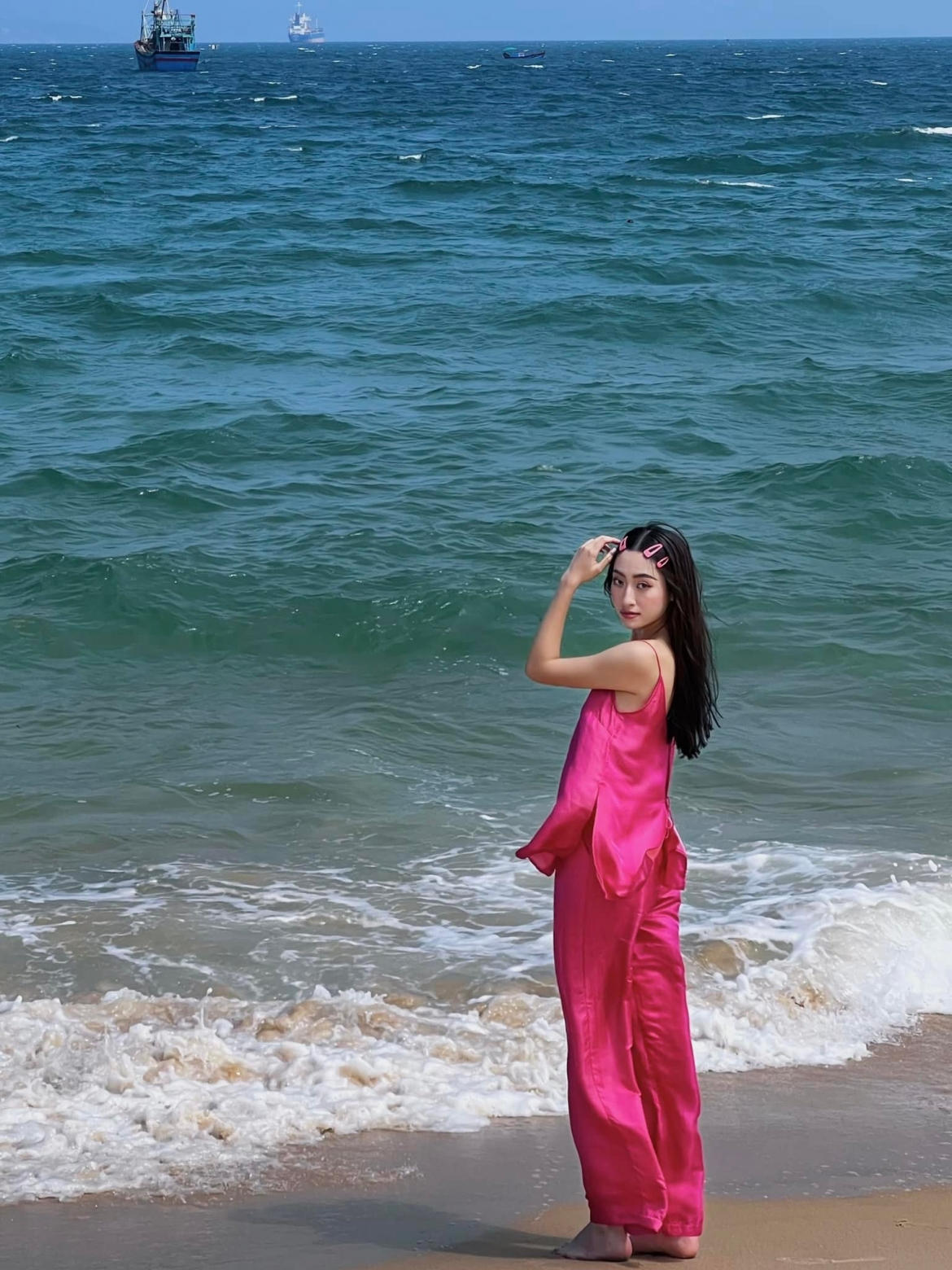 hoa hau luong thuy linh dien cay hong nu tinh, tha dang quyen ru tren bai bien hinh anh 4