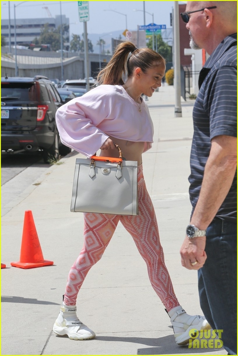 jennifer lopez dien croptop khoe body san chac den studio hinh anh 7