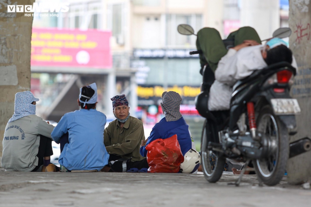 nguoi lao dong nhoc nhan muu sinh giua chao lua hon 40 do c o ha noi hinh anh 4