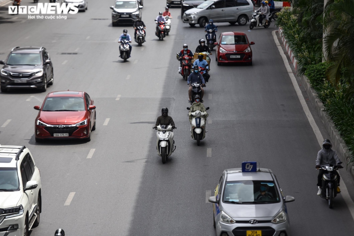 nguoi lao dong nhoc nhan muu sinh giua chao lua hon 40 do c o ha noi hinh anh 13