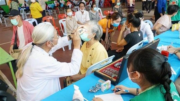 vietnamese doctors provide free health check-ups, medicines for needy people in laos picture 1