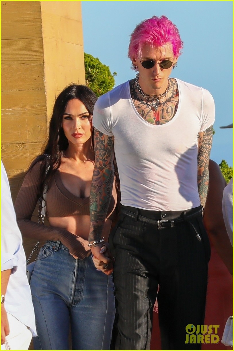 megan fox dien croptop goi cam di an trua cung ban trai toc hong hinh anh 1