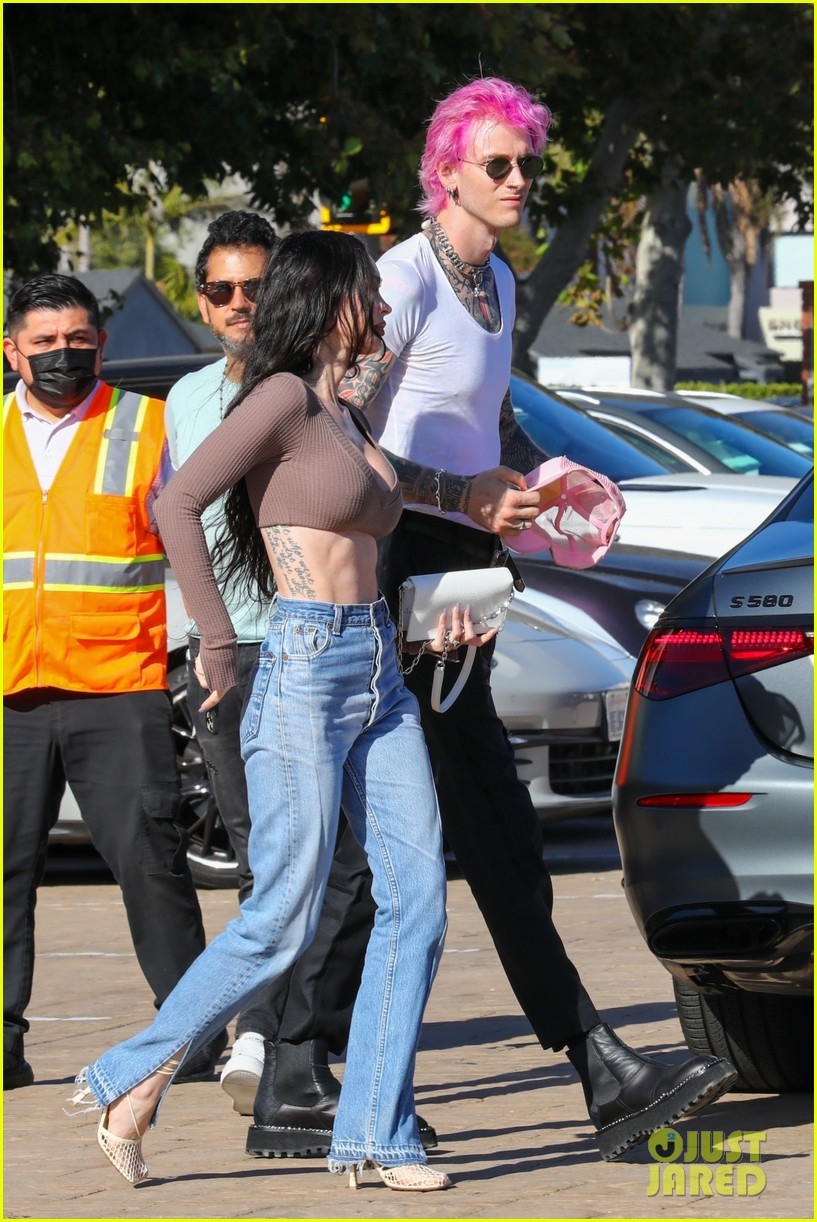 megan fox dien croptop goi cam di an trua cung ban trai toc hong hinh anh 2