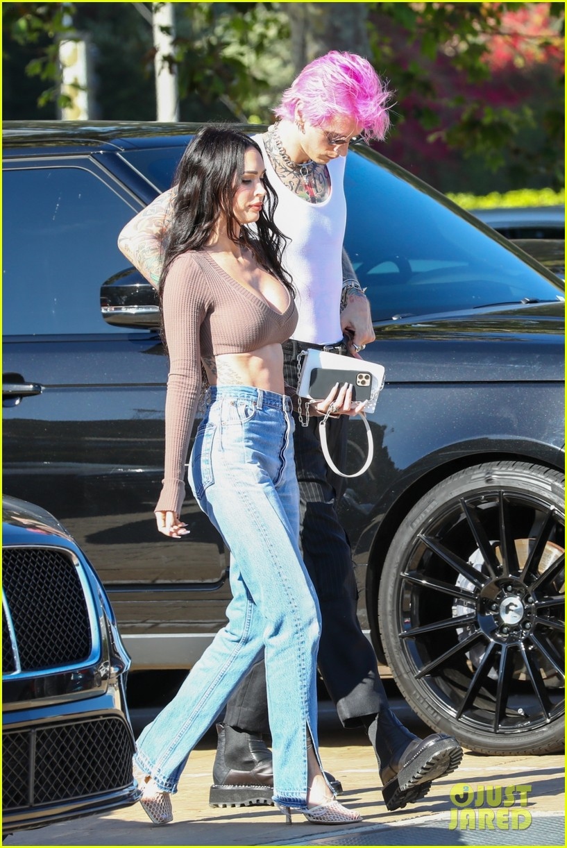 megan fox dien croptop goi cam di an trua cung ban trai toc hong hinh anh 3