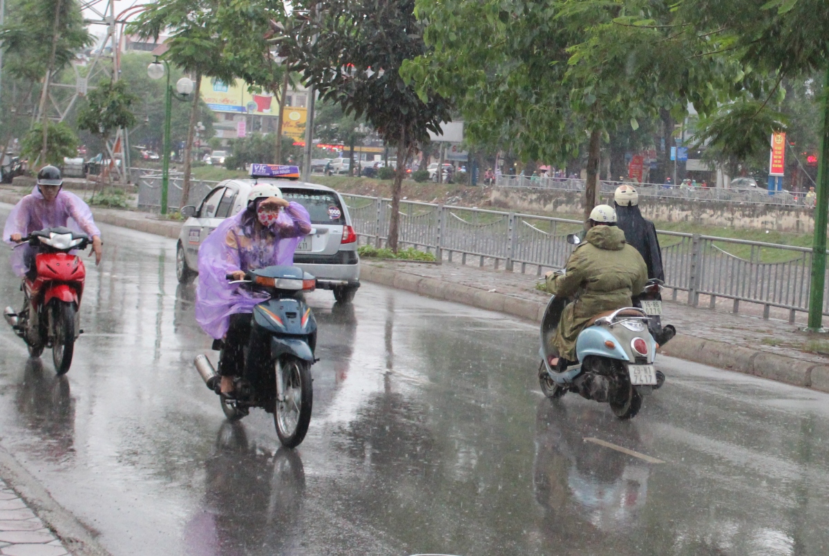 thoi tiet ngay va dem 30 6 nhieu noi co mua rao va dong hinh anh 1