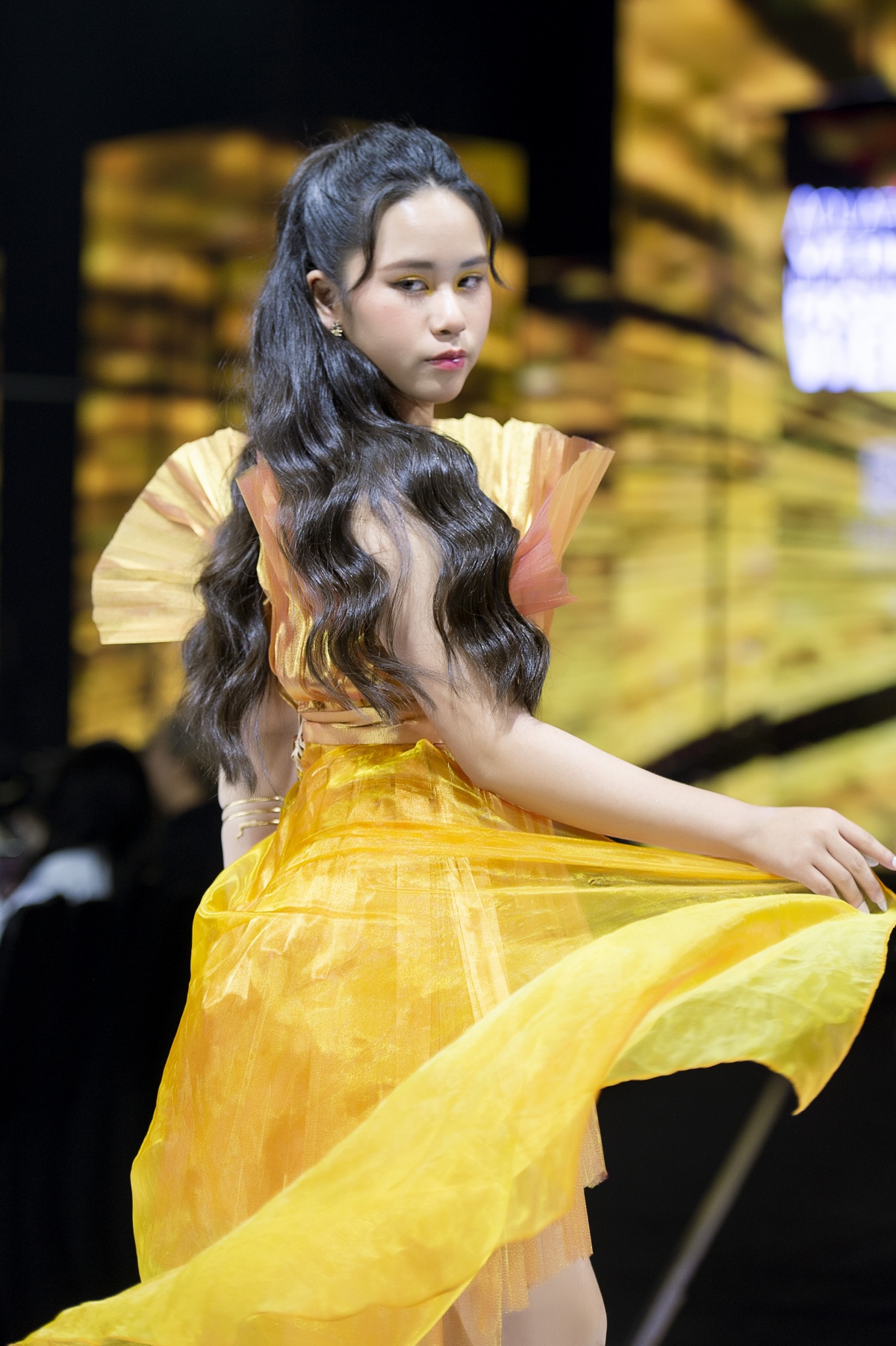 mau nhi bella vu sai buoc an tuong tren san dien thoi trang hinh anh 3