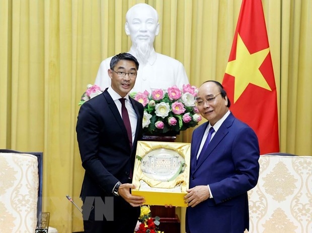 president hosts honorary consul of vietnam in switzerland picture 1