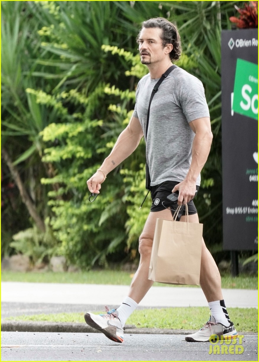orlando bloom bi che gia nua khi di mua do tap hoa o australia hinh anh 1