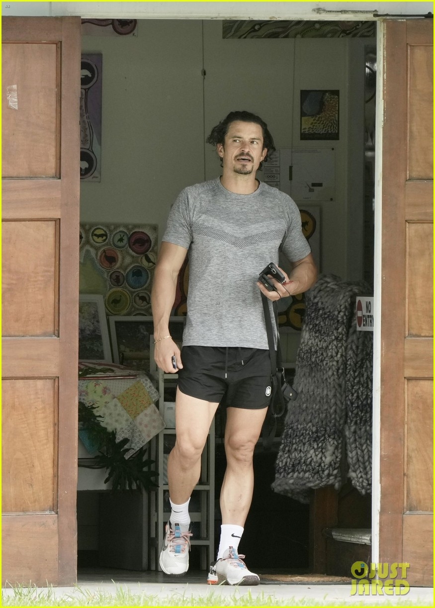 orlando bloom bi che gia nua khi di mua do tap hoa o australia hinh anh 2