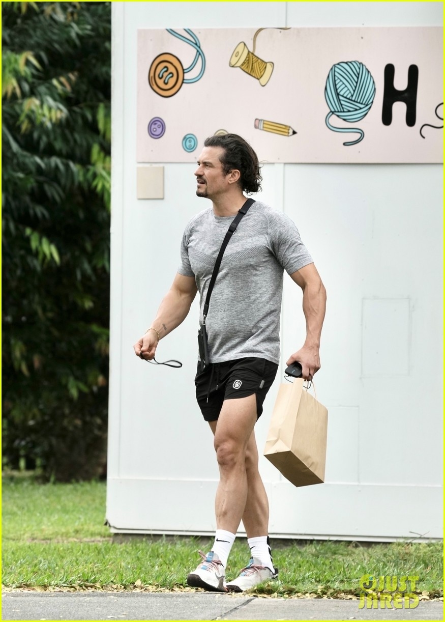 orlando bloom bi che gia nua khi di mua do tap hoa o australia hinh anh 3