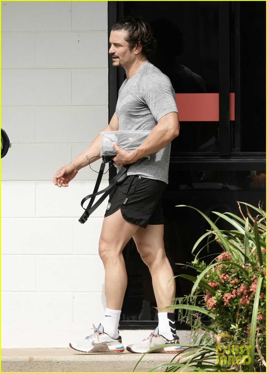 orlando bloom bi che gia nua khi di mua do tap hoa o australia hinh anh 4