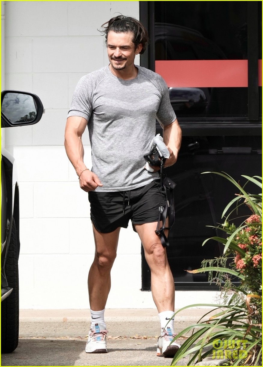orlando bloom bi che gia nua khi di mua do tap hoa o australia hinh anh 7