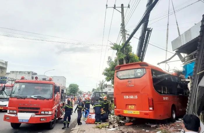 passenger bus plows into roadside cafe, one dead, four injured picture 1