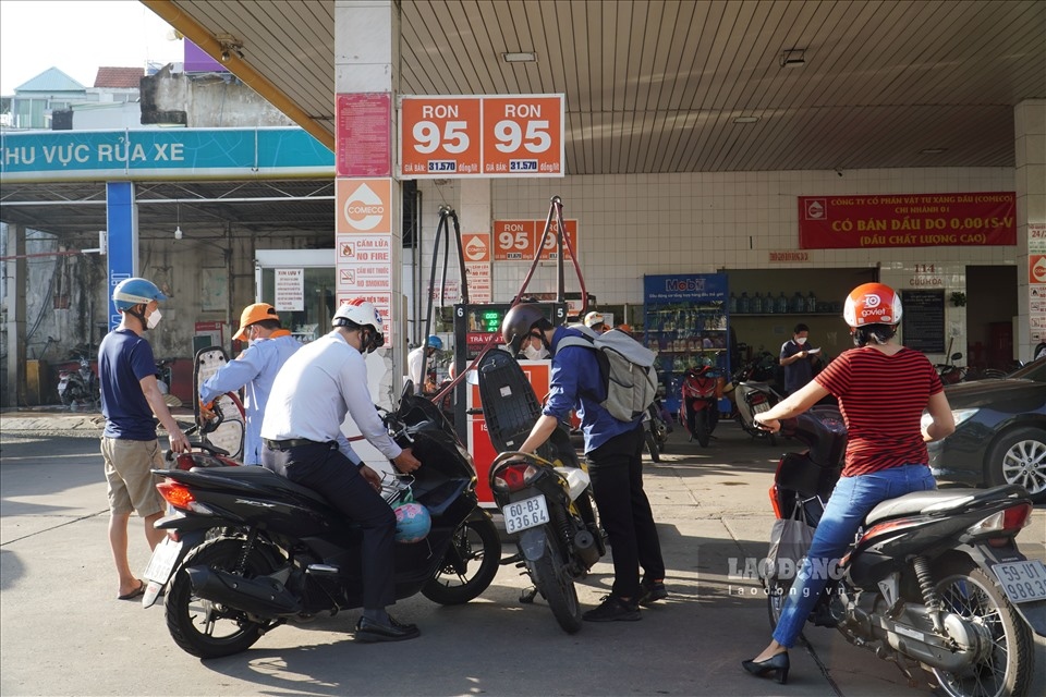 locals in hcm city flock to petrol stations amid fears of price hike picture 1