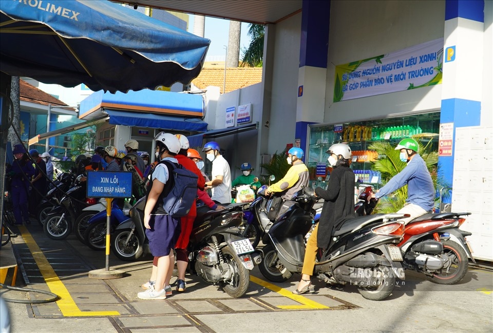 locals in hcm city flock to petrol stations amid fears of price hike picture 3 locals in hcm city flock to petrol stations amid fears of price hike picture 3