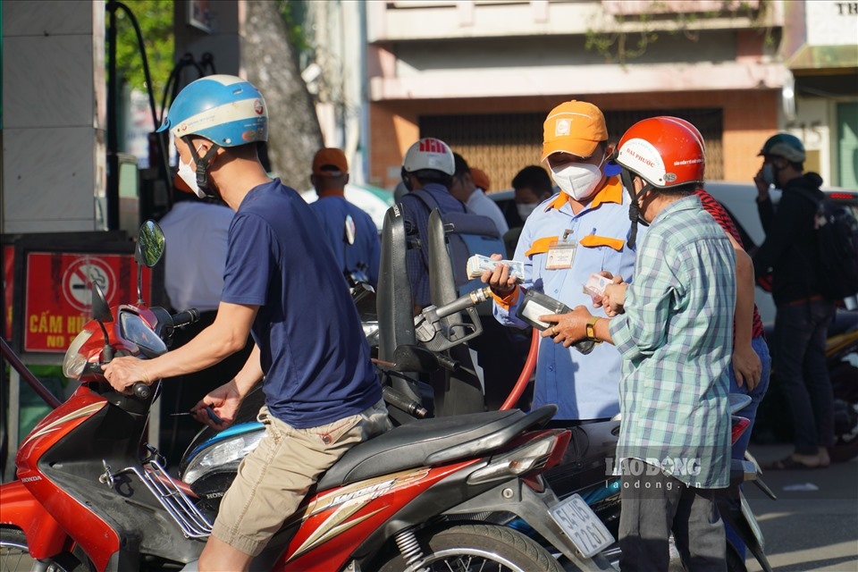 locals in hcm city flock to petrol stations amid fears of price hike picture 4