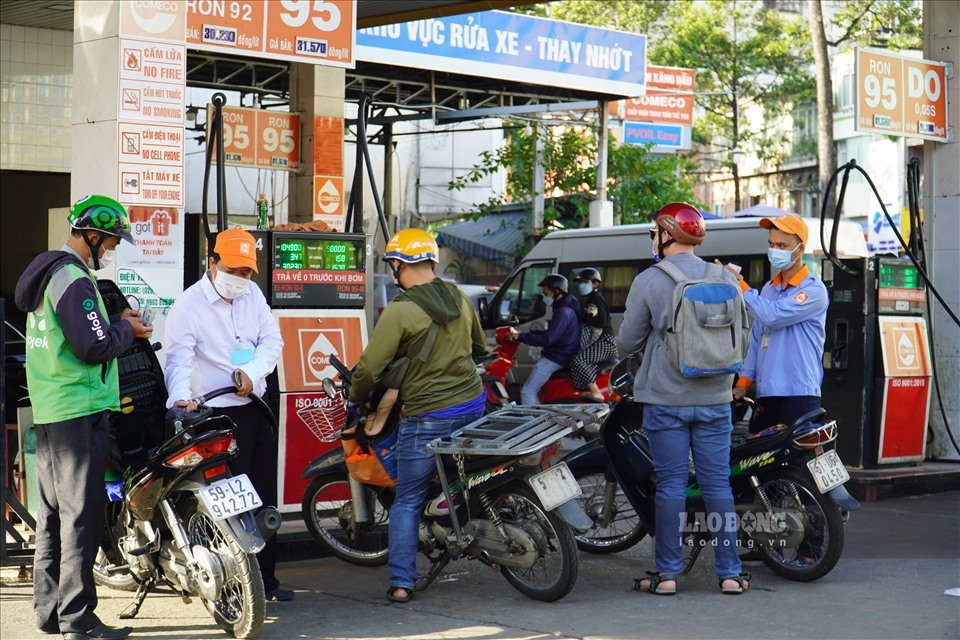 locals in hcm city flock to petrol stations amid fears of price hike picture 5 locals in hcm city flock to petrol stations amid fears of price hike picture 5
