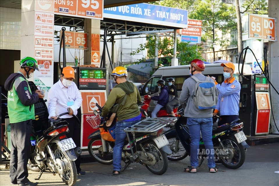 locals in hcm city flock to petrol stations amid fears of price hike picture 5