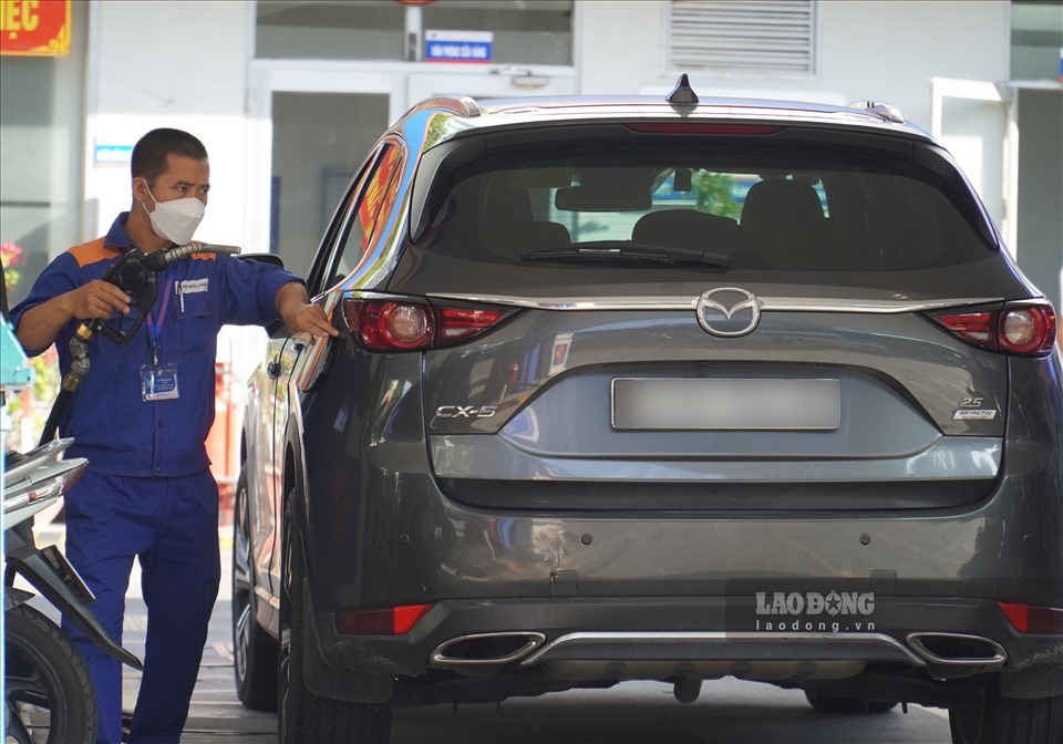 locals in hcm city flock to petrol stations amid fears of price hike picture 6 locals in hcm city flock to petrol stations amid fears of price hike picture 6