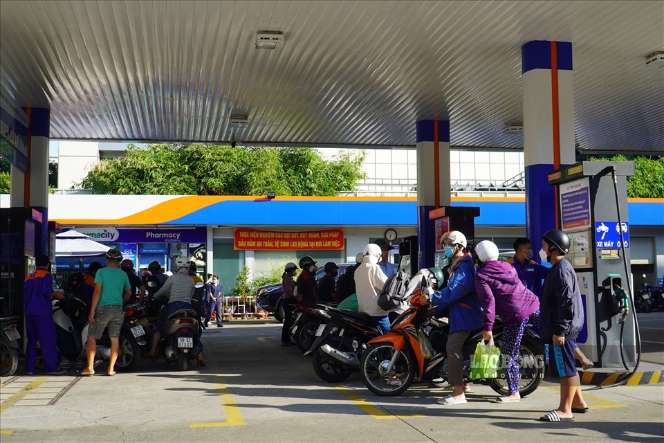 locals in hcm city flock to petrol stations amid fears of price hike picture 8