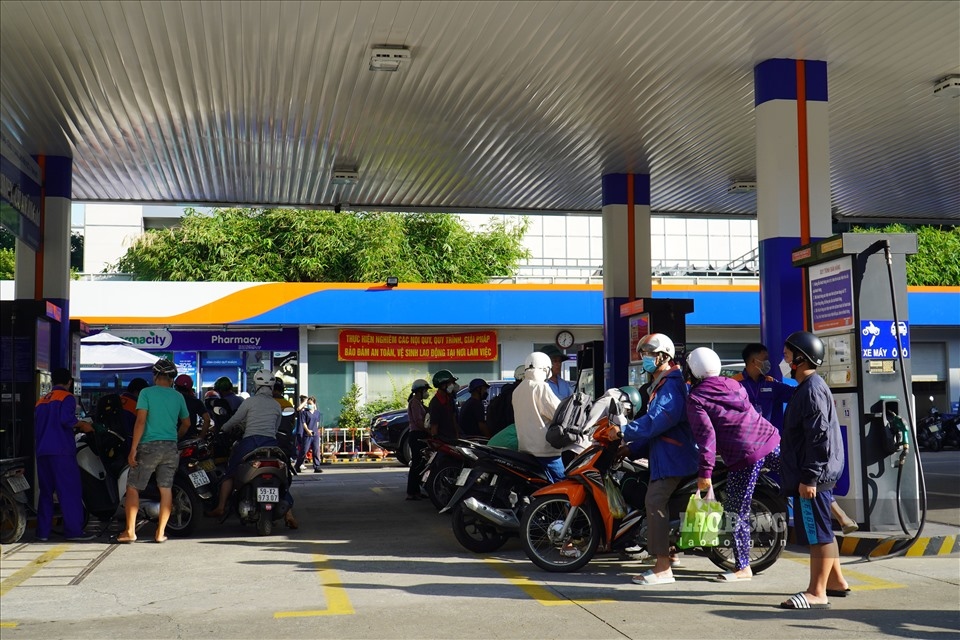 locals in hcm city flock to petrol stations amid fears of price hike picture 8 locals in hcm city flock to petrol stations amid fears of price hike picture 8