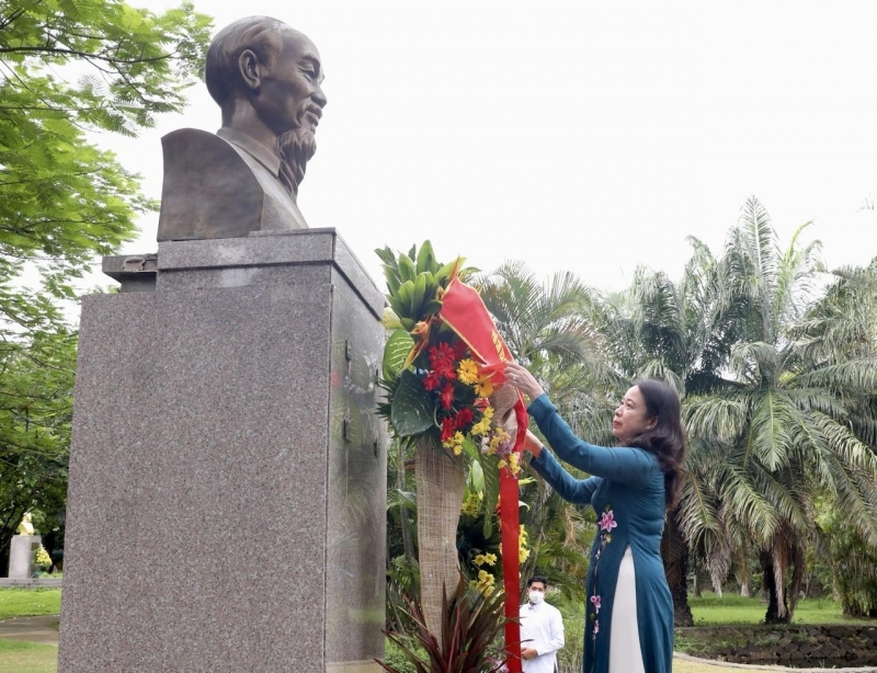 bà võ thị Ánh xuân thăm và gặp gỡ cán bộ nhân viên Đsq việt nam tại philippines hình ảnh 2 ba vo thi Anh xuan tham va gap go can bo nhan vien Dsq viet nam tai philippines hinh anh 2