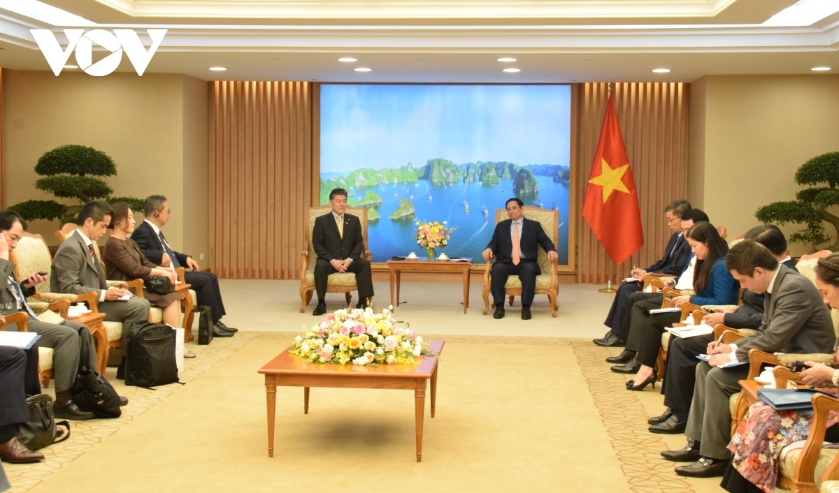 pm chinh welcomes japanese minister of justice in hanoi picture 1