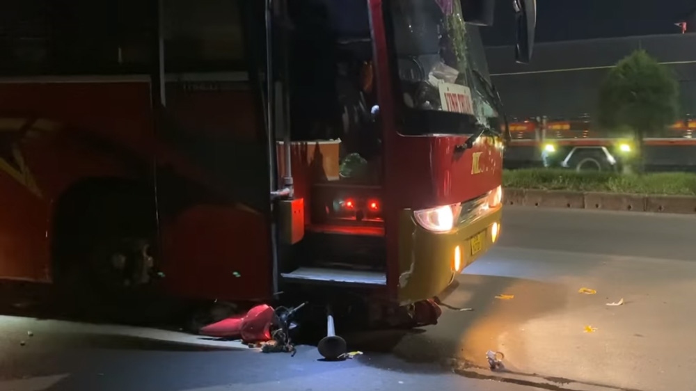 Người đàn ông tử vong do bị cuốn vào gầm xe khách khi băng qua quốc lộ