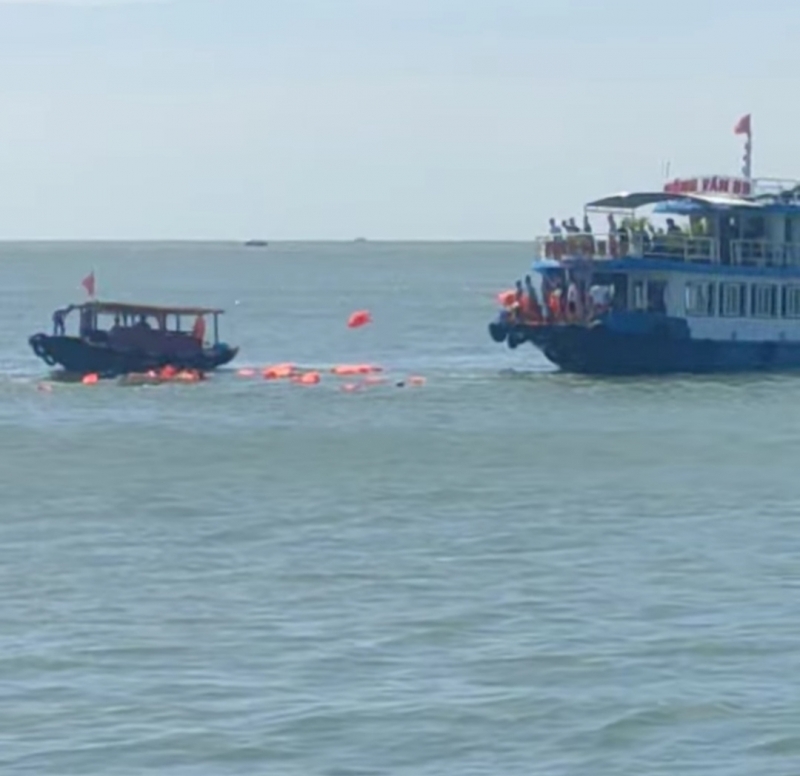 Va chạm với tàu du lịch, tàu chuyển tải bị chìm trên Vịnh Lan Hạ