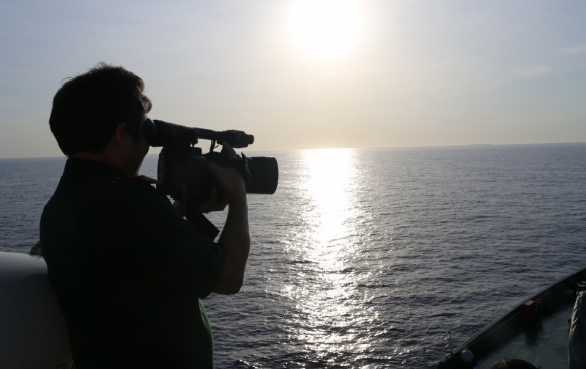 when journalists work at sea, on islands picture 4