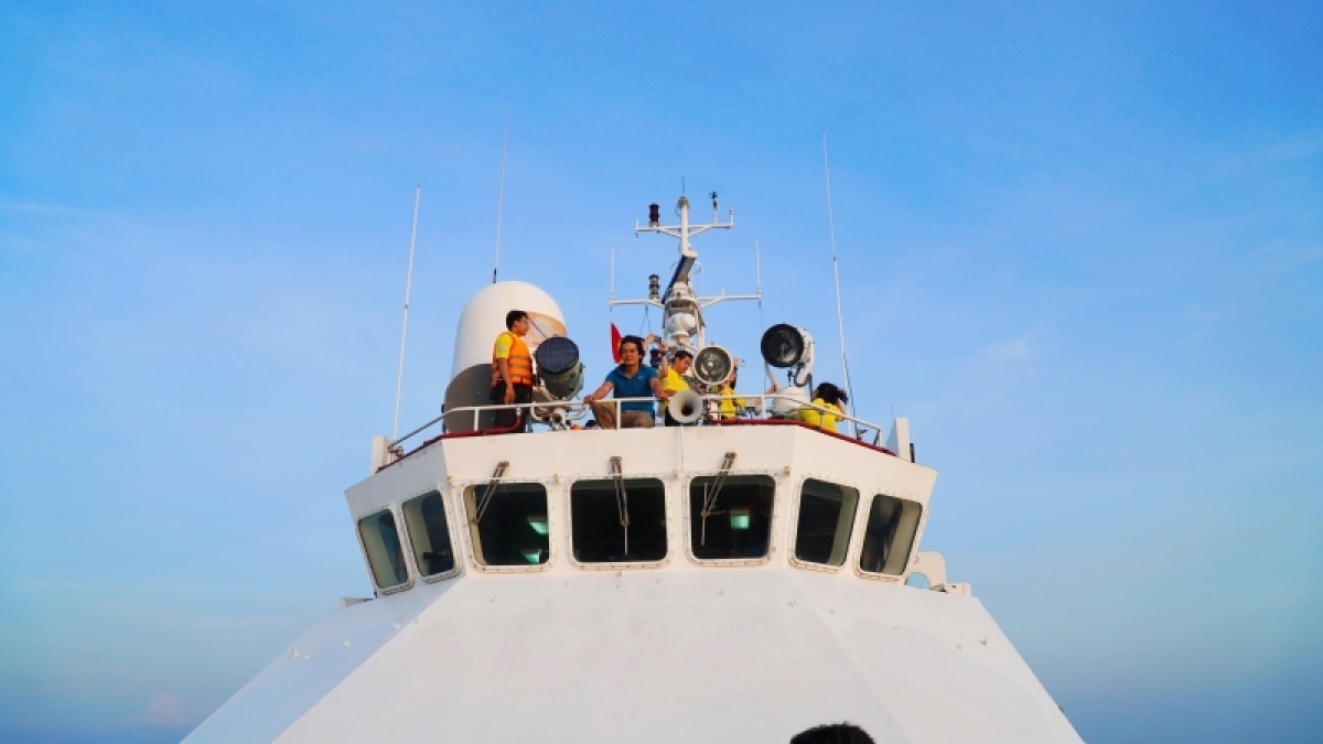 when journalists work at sea, on islands picture 6