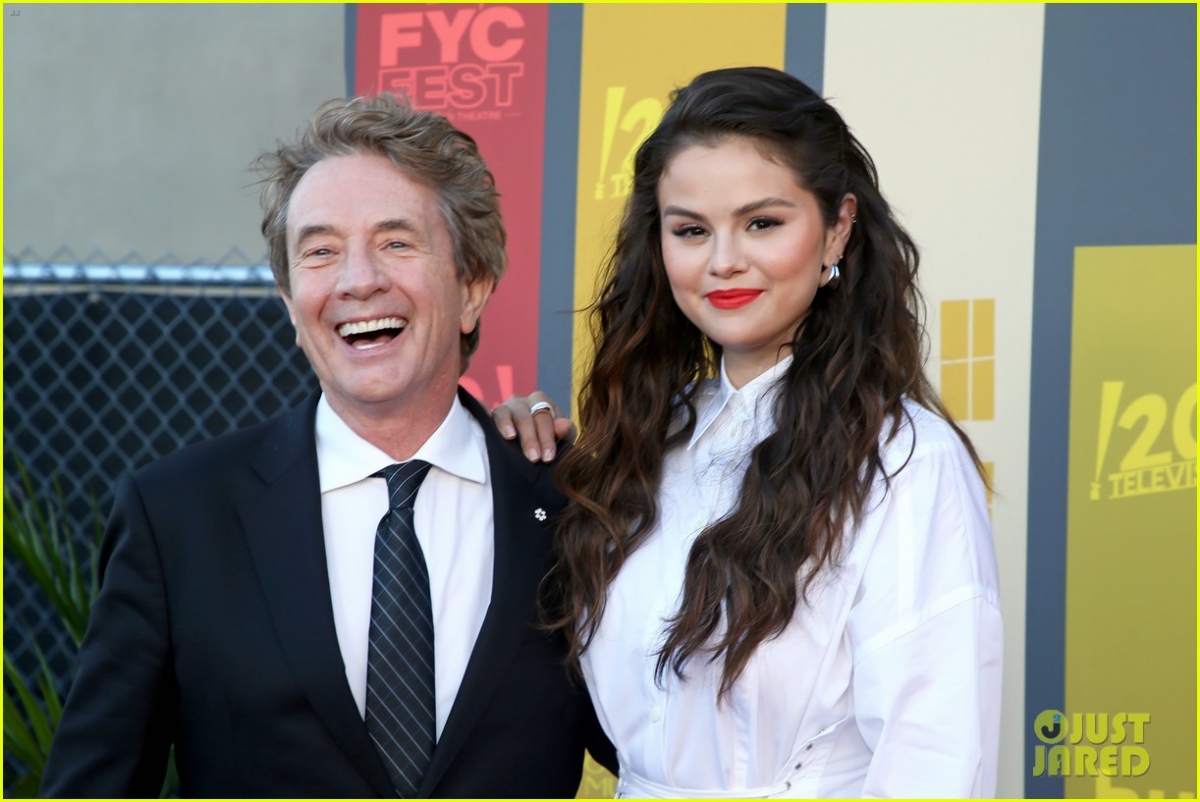 Selena Gomez sánh đôi thân mật bên nam diễn viên 72 tuổi tại sự kiện - Ảnh 2.