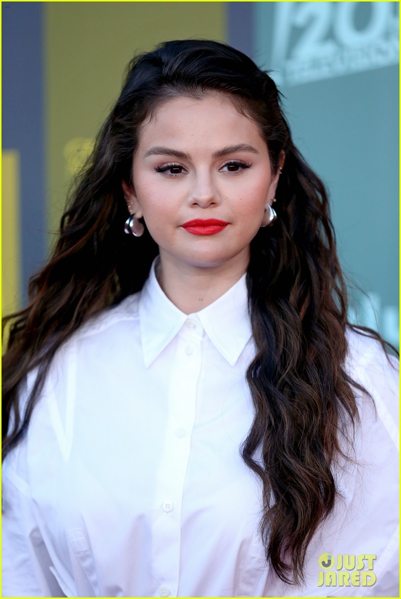 selena gomez sanh doi than mat ben nam dien vien 72 tuoi tai su kien hinh anh 6