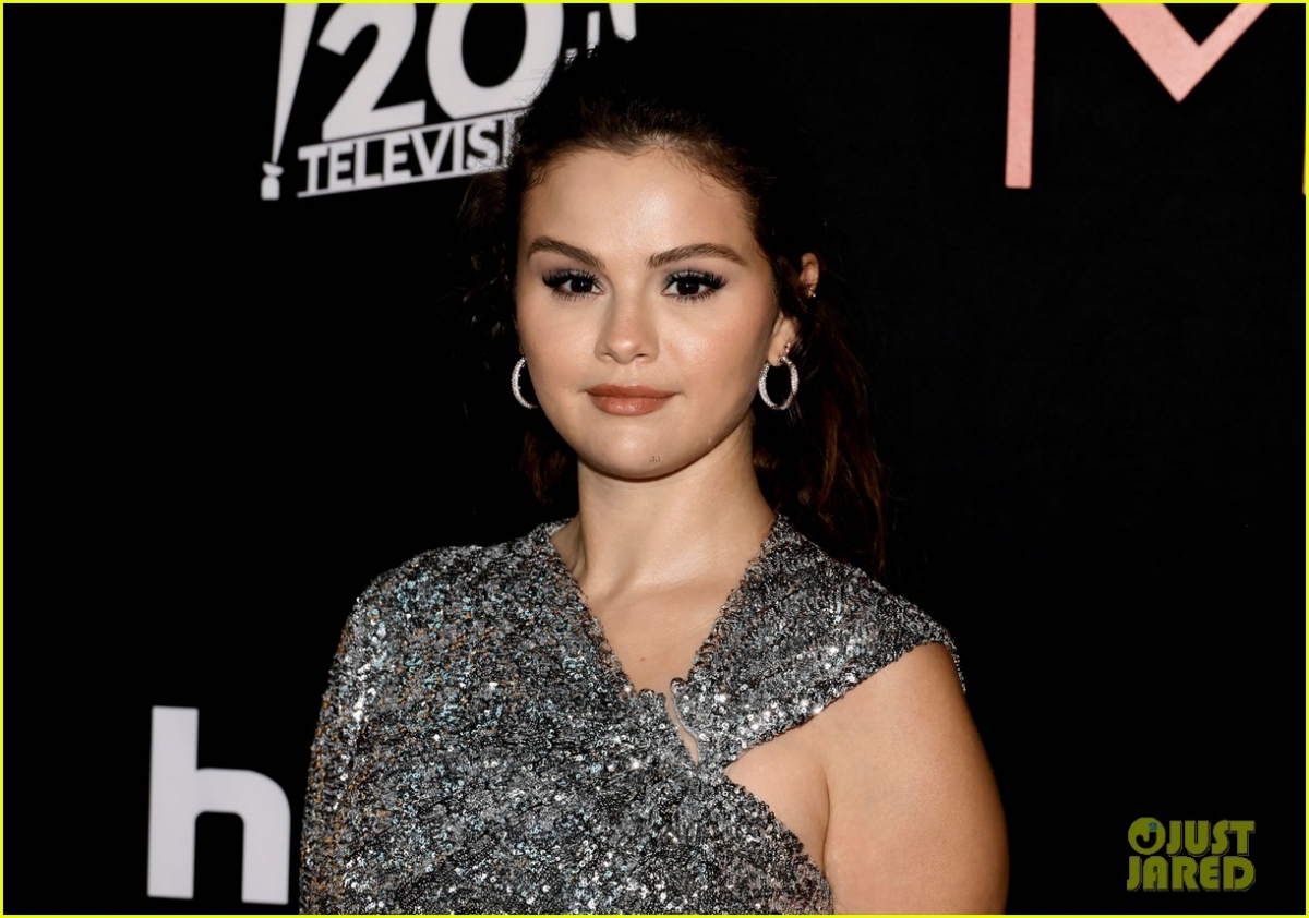 selena gomez diện đầm cut-out xẻ cao gợi cảm trong buổi ra mắt phim mới hình ảnh 6 selena gomez dien dam cut-out xe cao goi cam trong buoi ra mat phim moi hinh anh 6