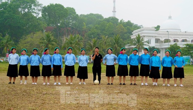 when ethnic women in traditional skirts play football in vietnam picture 1 when ethnic women in traditional skirts play football in vietnam picture 1