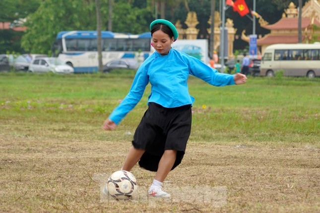 when ethnic women in traditional skirts play football in vietnam picture 3