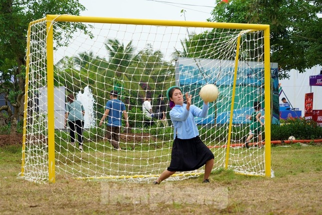 when ethnic women in traditional skirts play football in vietnam picture 9