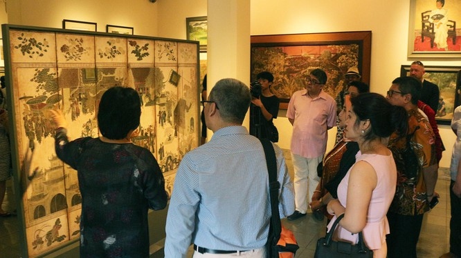 unesco officials, foreign diplomats explore vietnamese lacquer paintings picture 1 unesco officials, foreign diplomats explore vietnamese lacquer paintings picture 1